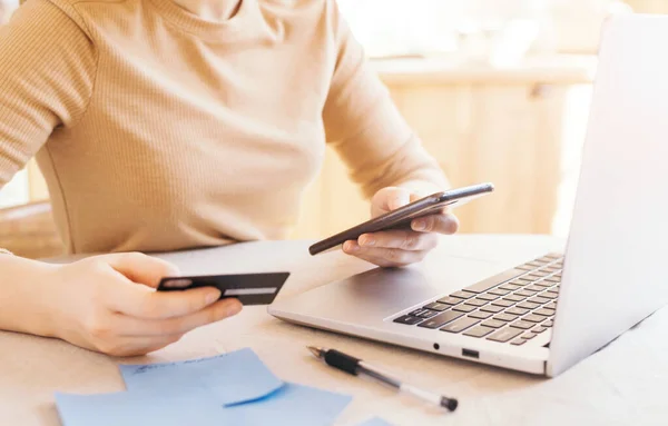 Pago Línea Manos Mujer Sosteniendo Teléfono Inteligente Con Tarjeta Crédito —  Fotos de Stock