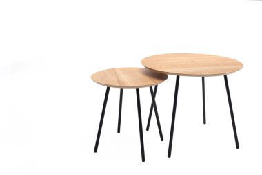 Beyaz zemin üzerinde eski ahşap sehpa seti, kırpma yolu dahil.