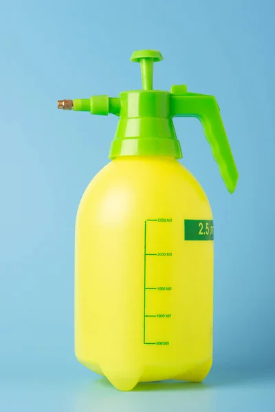 Una Botella Spray Verde Está Sobre Una Mesa Cerca Ventana — Foto de Stock