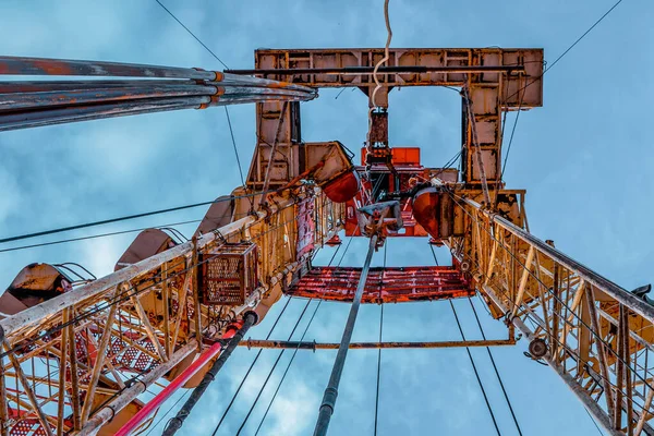 Plataforma de perforación de petróleo y gas. Operación de perforación de petróleo en la plataforma petrolera en la industria del petróleo y el gas. — Foto de Stock