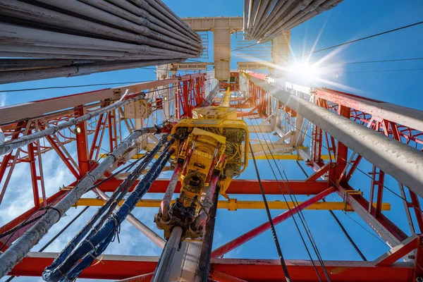 Drilling rig in oil field for drilled into subsurface in order to produced crude, inside view. Petroleum Industry. Onshore drilling rig — Stock Photo, Image