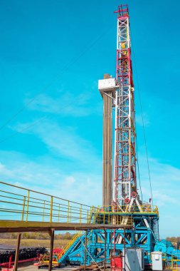 Petrol ve doğalgaz sondaj kulesi dramatik bulutlu tatlı sahnesinde. Petrol ve doğalgaz endüstrisindeki petrol platformunda sondaj sondajı çalışması
