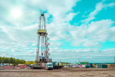 Petrol sahasındaki sondaj kulesi yüzeyin altına doğru delindi. Böylece ham, içeriden görüş elde edildi. Petrol endüstrisi. Kıyı sondaj platformu.