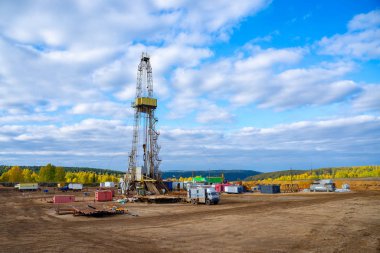 Petrol ve Gaz sondaj kulesi. Petrol ve doğalgaz endüstrisindeki petrol platformunda sondaj sondajı çalışması.