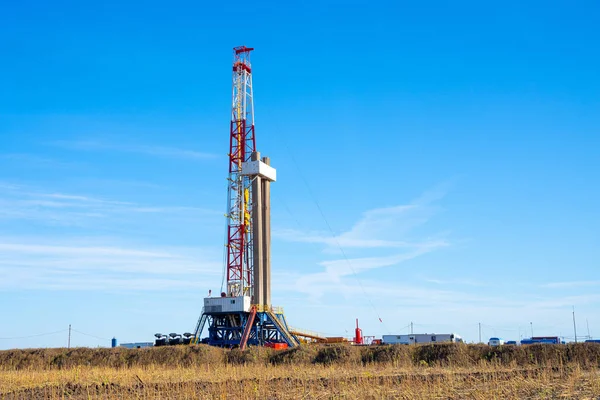 Petrol ve Gaz sondaj kulesi. Petrol ve doğalgaz endüstrisindeki petrol platformunda sondaj sondajı çalışması.