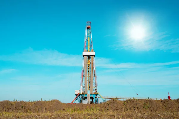 Oil and Gas Drilling Rig. Oil drilling rig operation on the oil platform in oil and gas industry. — Stock Photo, Image