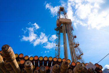 Petrol sahasındaki sondaj kulesi yüzeyin altına doğru delindi. Böylece ham, içeriden görüş elde edildi. Petrol endüstrisi. Kıyı sondaj platformu