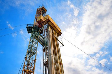 Petrol ve Gaz sondaj kulesi. Petrol platformu beyaz arka planda izole edildi. Petrol sahasındaki sondaj kulesi yüzeyin altına doğru delindi. Böylece ham, içeriden görüş elde edildi. Petrol Endüstrisi