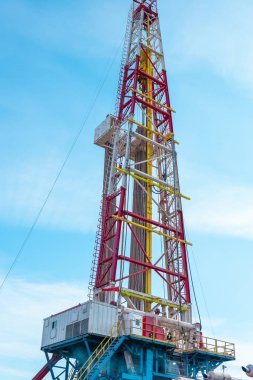 Petrol ve doğalgaz sondaj kulesi dramatik bulutlu tatlı sahnesinde. Petrol ve doğalgaz endüstrisindeki petrol platformunda sondaj sondajı çalışması.