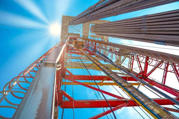 Petrol ve Gaz sondaj kulesi. Petrol ve doğalgaz endüstrisindeki petrol platformunda sondaj sondajı çalışması.