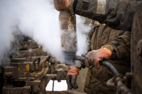 Offshore lavoratore piattaforma petrolifera preparare strumento e attrezzature per perforazione olio e gas bene a pozzo piattaforma. Sto creando un collegamento per il tubo di perforazione. Una vista per il collegamento del tubo di perforazione tra gli stand — Foto Stock