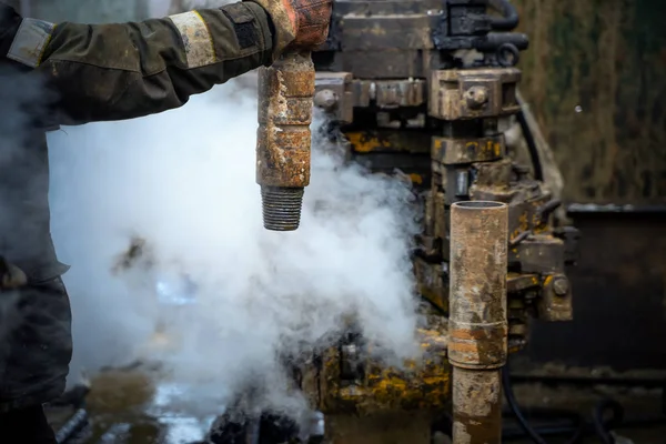 Offshore lavoratore piattaforma petrolifera preparare strumento e attrezzature per perforazione olio e gas bene a pozzo piattaforma. Sto creando un collegamento per il tubo di perforazione. Una vista per il collegamento del tubo di perforazione tra gli stand — Foto Stock