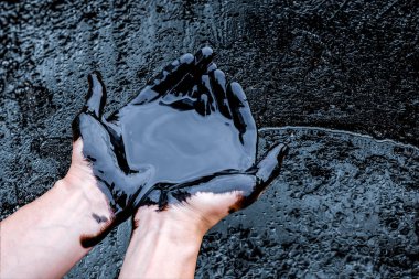 ham petrol yüzeyi dokusu. Petrol ürünleriyle kirlilik.