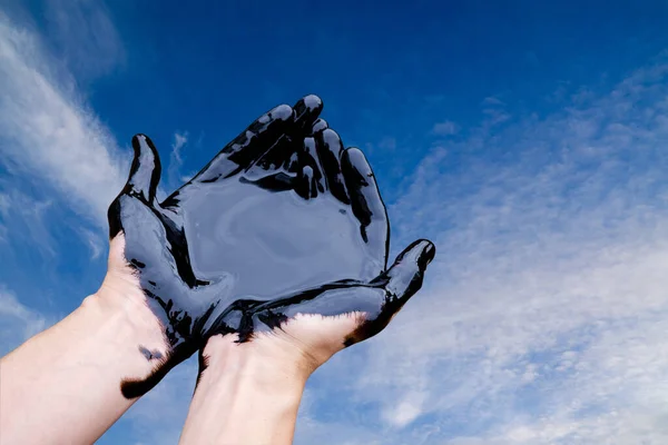 Öl ausgelaufen. Sehr schmutzige Hand.Flecken Hände zeigen Daumen nach oben mit schwarzem Öl auf Boden Hintergrund. — Stockfoto