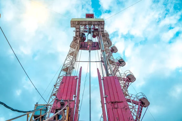 기름과 가스 굴착 라이 그 해안 디저트와 극적 인 구름 풍경. 석유 및 가스 산업의 석유 시추 작업. — 스톡 사진