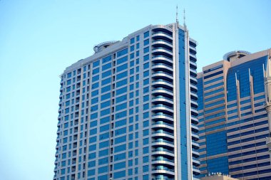Yüksek binalara, gökdelenlere, finans bölgesindeki mimarilere bakıyorum. İş ve teknoloji geçmişi için akıllı kentsel şehir.