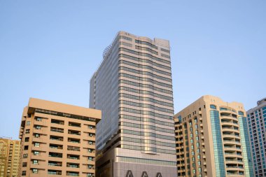 Yüksek binalara, gökdelenlere, finans bölgesindeki mimarilere bakıyorum. İş ve teknoloji geçmişi için akıllı kentsel şehir.