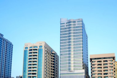 Birleşik Arap Emirlikleri, BAE 3.MARCH.2020: Şehirde bulutlu ve güneş ışığına sahip modern bina.