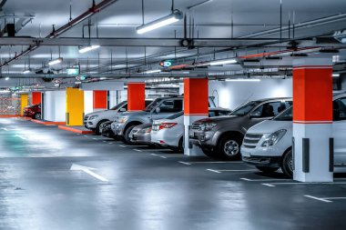 Zarif ve lüks tasarımı olan far ışıkları. Otomotiv endüstrisi ve hibrit araba konsepti. Yeraltı otoparkı