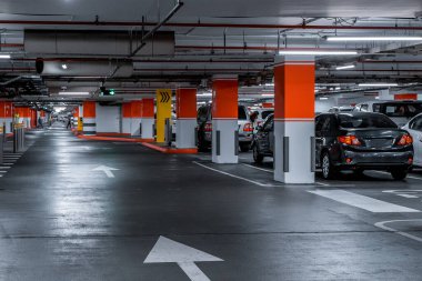 Zarif ve lüks tasarımı olan far ışıkları. Otomotiv endüstrisi ve hibrit araba konsepti. Yeraltı otoparkı