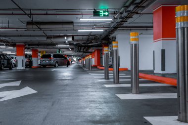 Zarif ve lüks tasarımı olan far ışıkları. Otomotiv endüstrisi ve hibrit araba konsepti. Yeraltı otoparkı