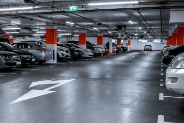 Zarif ve lüks tasarımı olan far ışıkları. Otomotiv endüstrisi ve hibrit araba konsepti. Yeraltı otoparkı
