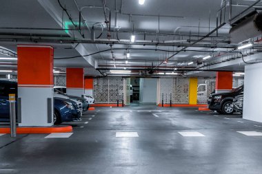 Zarif ve lüks tasarımı olan far ışıkları. Otomotiv endüstrisi ve hibrit araba konsepti. Yeraltı otoparkı