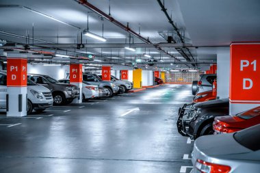 Otopark - çok katlı otoparkın içi, arabalı yeraltı otoparkı.