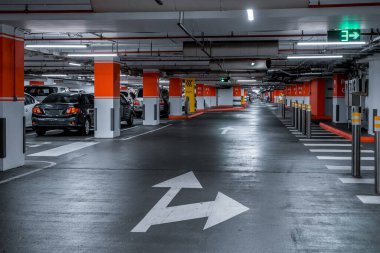Otopark - çok katlı otoparkın içi, arabalı yeraltı otoparkı.
