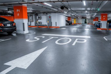 Otopark - çok katlı otoparkın içi, arabalı yeraltı otoparkı.