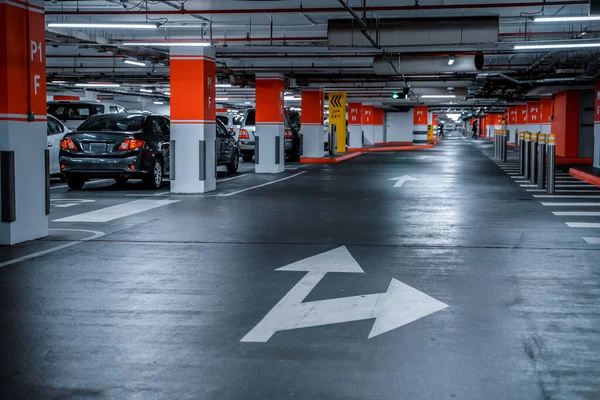 Parkhaus Innenaufnahme Eines Parkhauses Tiefgarage Mit Autos — Stockfoto