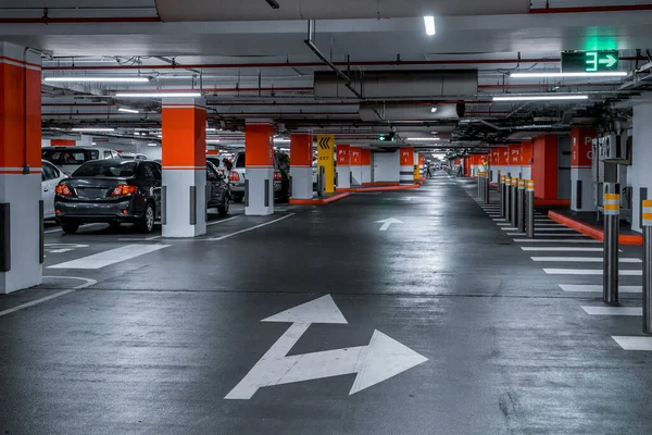 Parkhaus Innenaufnahme Eines Parkhauses Tiefgarage Mit Autos — Stockfoto