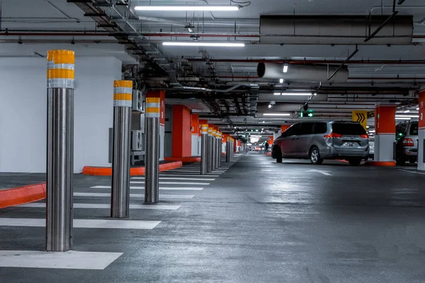 Parking Podziemny Ujęcie Wnętrza Wielopiętrowego Parkingu Parking Podziemny Samochodami — Zdjęcie stockowe