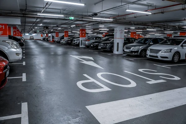 Parkhaus Innenaufnahme Eines Parkhauses Tiefgarage Mit Autos — Stockfoto