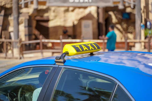 Taxi voitures sont en attente dans la rangée dans la rue - foyer sélectif — Photo