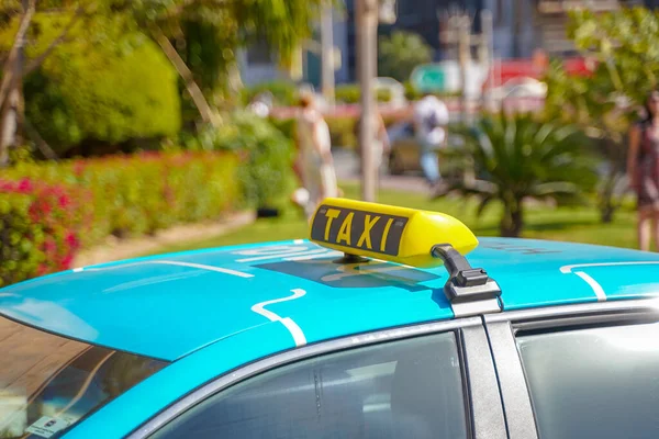 Taxi voitures sont en attente dans la rangée dans la rue - foyer sélectif — Photo
