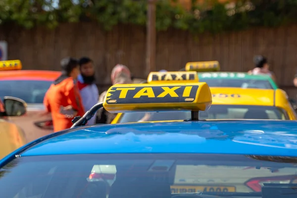 Los taxis están esperando en fila en la calle - enfoque selectivo — Foto de Stock