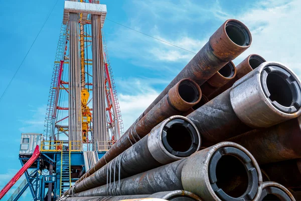 Petrol ve doğalgaz sondaj kulesi dramatik bulutlu tatlı sahnesinde. Petrol ve doğalgaz endüstrisindeki petrol platformunda sondaj sondajı çalışması.