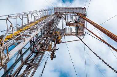 Petrol ve doğalgaz sondaj kulesi dramatik bulutlu tatlı sahnesinde. Petrol ve doğalgaz endüstrisindeki petrol platformunda sondaj sondajı çalışması