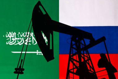 İş diyaloğu, petrol anlaşması konsepti: Rusya ve Suudi Arabistan 'ın ulusal bayrakları masada. Moskova Kremlin ve Riyad arasındaki işbirliğinin bir sembolü. Petrol fiyatları yüzünden savaş.