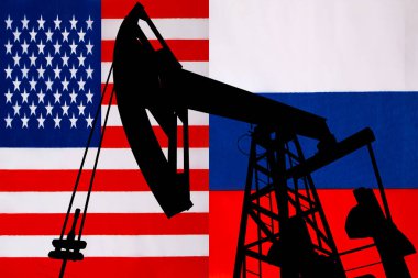 İş diyaloğu, petrol anlaşması konsepti: ABD ve Rusya 'nın ulusal bayrakları. Moskova Kremlin ve Beyaz Saray arasındaki işbirliğinin sembolü. Petrol fiyatları yüzünden savaş.