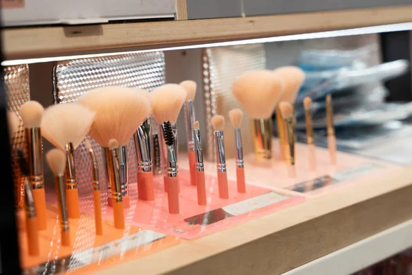 Makyajlı Kozmetik Parfüm Kadın Ürünleri Pembe Arka Planda Alışveriş Çantasından — Stok fotoğraf