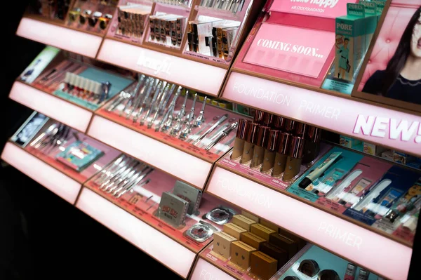 アラブ首長国連邦 アラブ首長国連邦3 2020年3月 製品の多種多様な化粧品店 消費主義 購入の概念 店内には様々な化粧品が並ぶショーケース — ストック写真