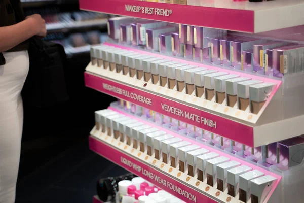 アラブ首長国連邦 アラブ首長国連邦3 2020年3月 製品の多種多様な化粧品店 消費主義 購入の概念 店内には様々な化粧品が並ぶショーケース — ストック写真