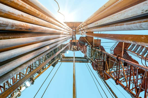 Petrol ve doğalgaz sondaj kulesi dramatik bulutlu tatlı sahnesinde. Petrol ve doğalgaz endüstrisindeki petrol platformunda sondaj sondajı çalışması.