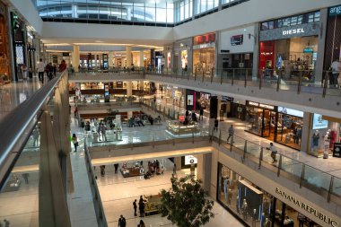 DUBAI, BAE - 2 Mart 2020: insanlar modern alışveriş merkezlerinde yürüyen merdivenlerde. Emirliklerin AVM 'si yılbaşından önce bir alışveriş merkezidir.
