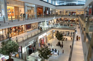 DUBAI, BAE - 2 Mart 2020 Dubai Alışveriş Merkezi 'ni ziyaret edenler. 500.000 metrekarelik perakende alanıyla dünyanın en büyük alışveriş merkezidir.