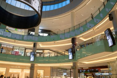 DUBAI, BAE - 2 Mart 2020: AVM of the Emirates Noel 'den önce bir alışveriş merkezidir. Merkezi asansörüyle güzel ve iyi dekore edilmiş bir alışveriş merkezi..