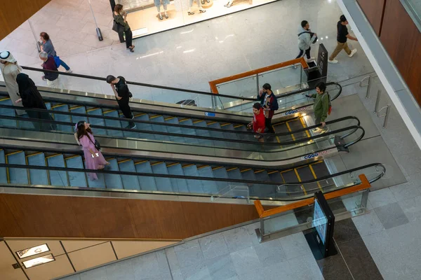 Dubai Sae Březen 2020 Lidé Pohybu Eskalátorech Moderním Nákupním Centru Stock Obrázky