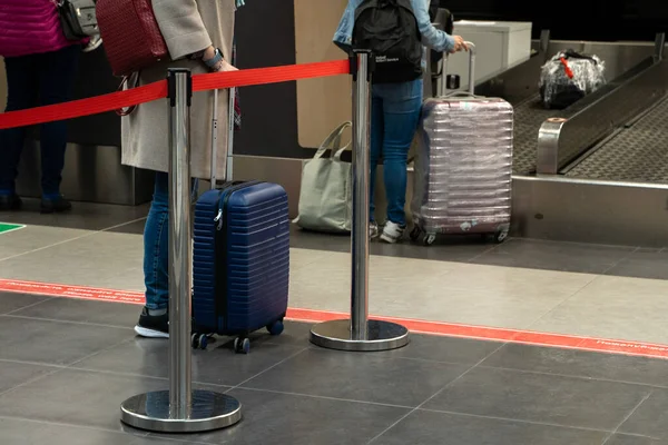 Ufa, Rosja kwiecień 2, 2020: Pasażerowie przybywają na odprawę na lotnisku UFA w Rosji. Tłumy podróżnych w kolejce na kontroli bezpieczeństwa w UFA International Airport w letni weekend wakacyjny — Zdjęcie stockowe